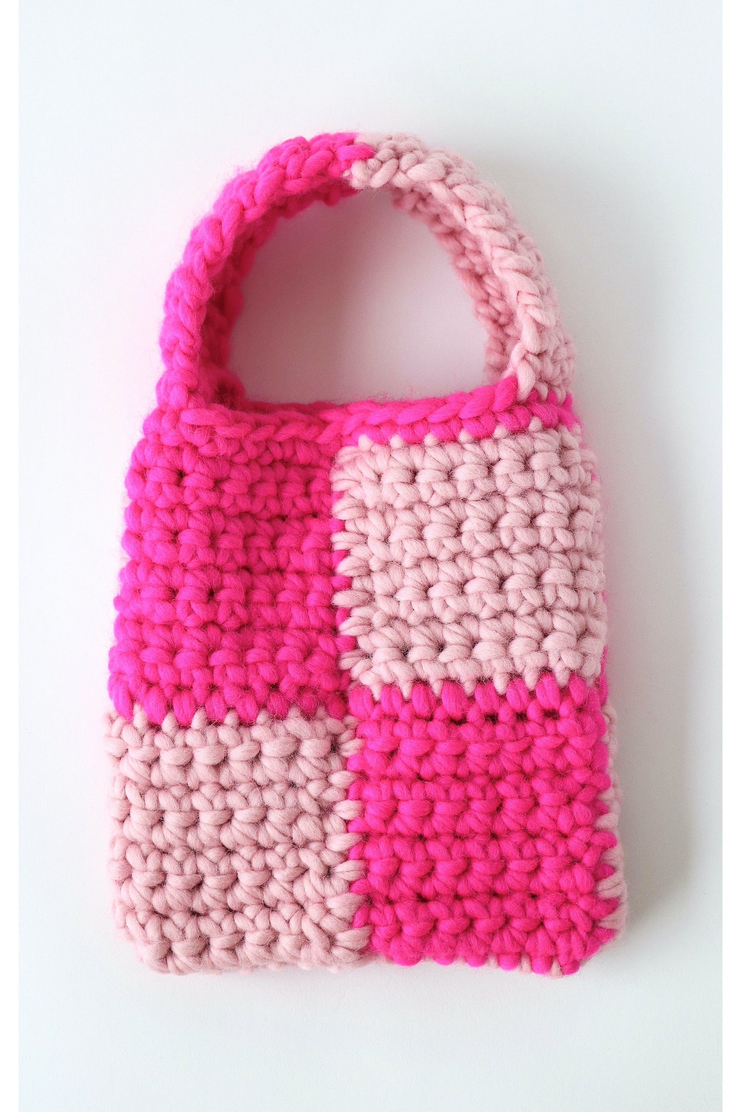 Hot pink and blush checkered crochet bag handmade with wool yarn.