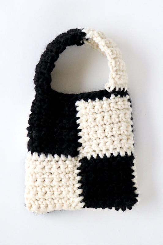 Black and white checkered crochet bag handmade with wool yarn.