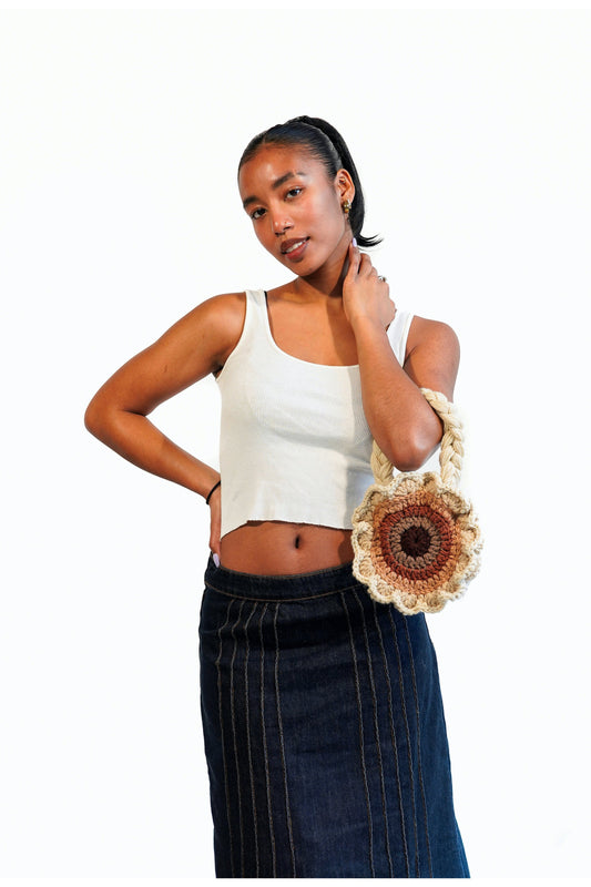 Model wearing flower shaped brown ombré crochet bag on her arm.